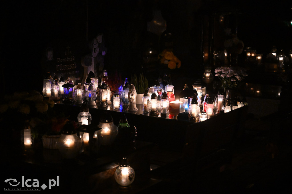 Cmentarz rozświetlony tysiącami zniczy