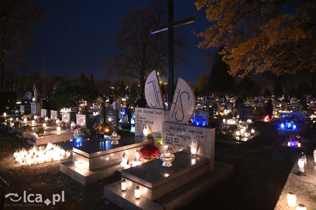 Cmentarz rozświetlony tysiącami zniczy