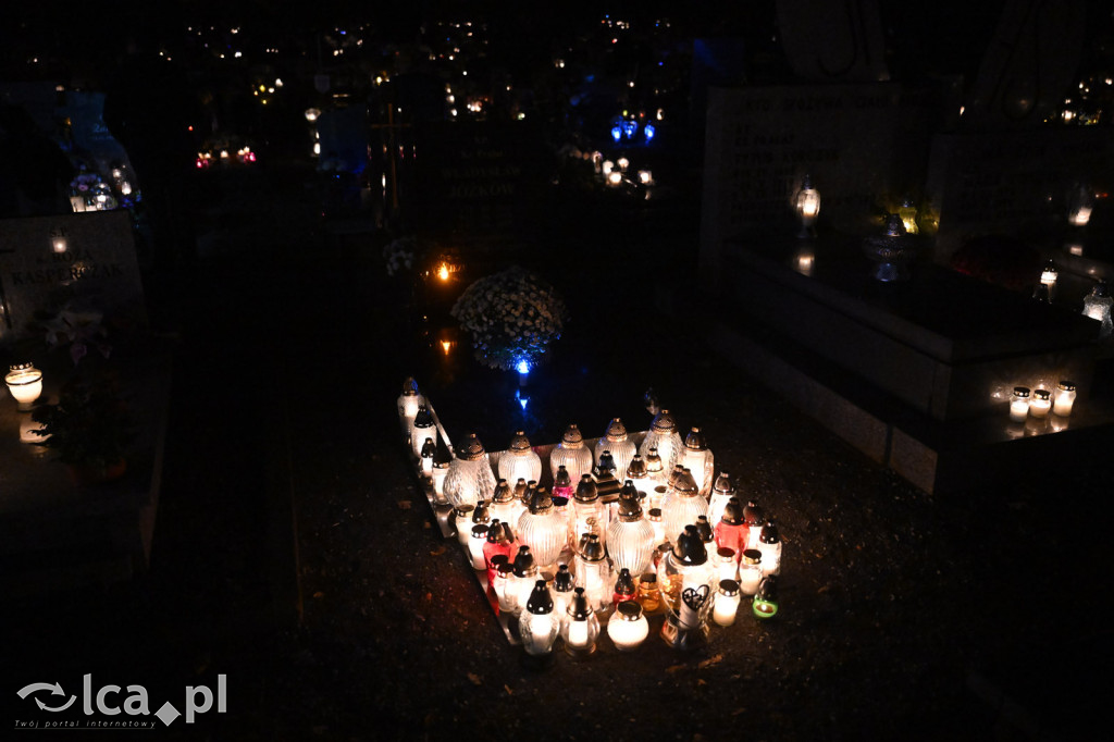 Cmentarz rozświetlony tysiącami zniczy