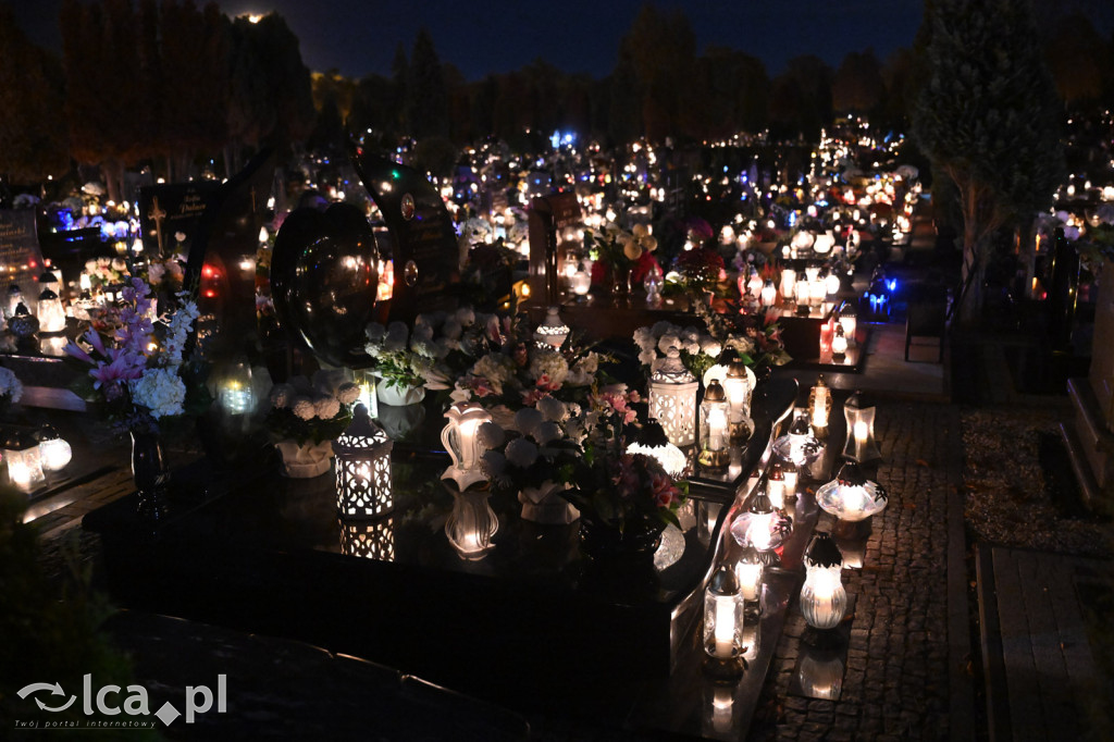 Cmentarz rozświetlony tysiącami zniczy