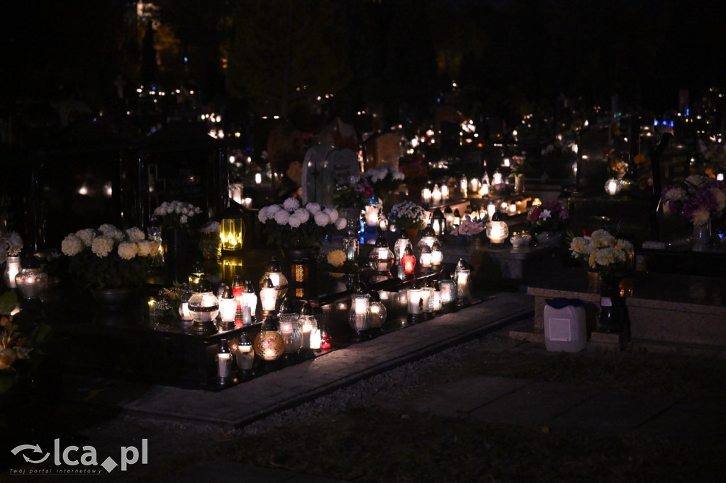 Cmentarz rozświetlony tysiącami zniczy