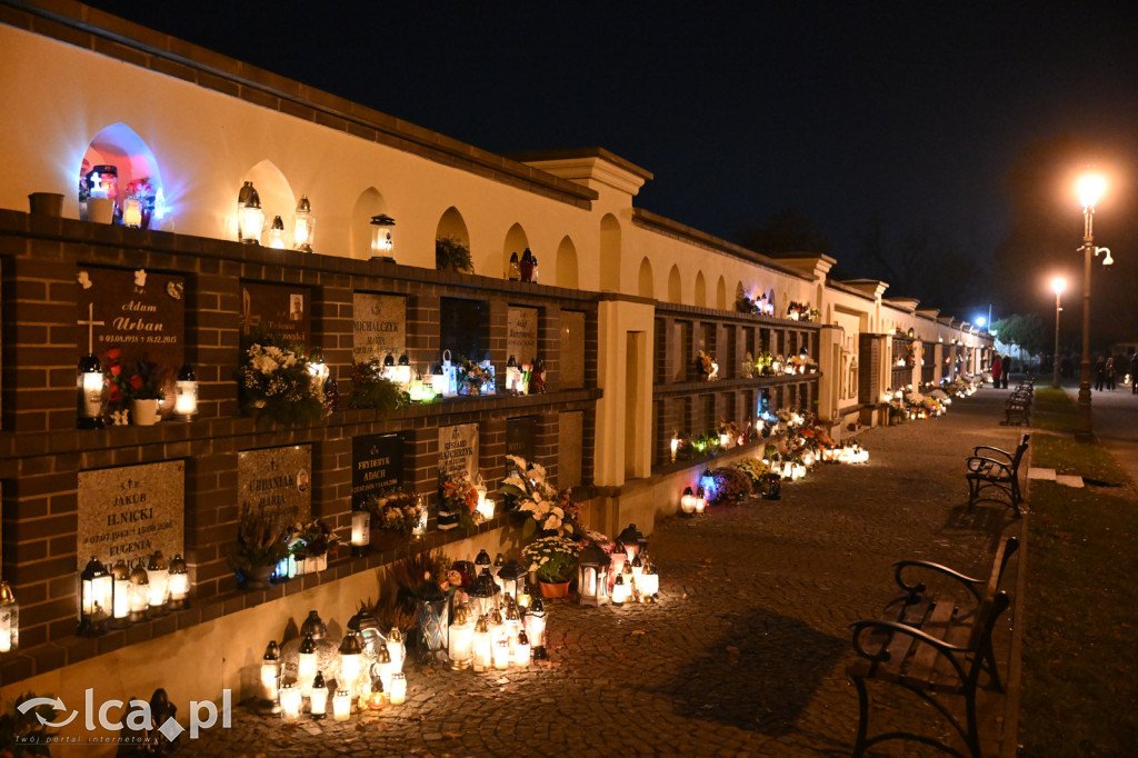 Cmentarz rozświetlony tysiącami zniczy