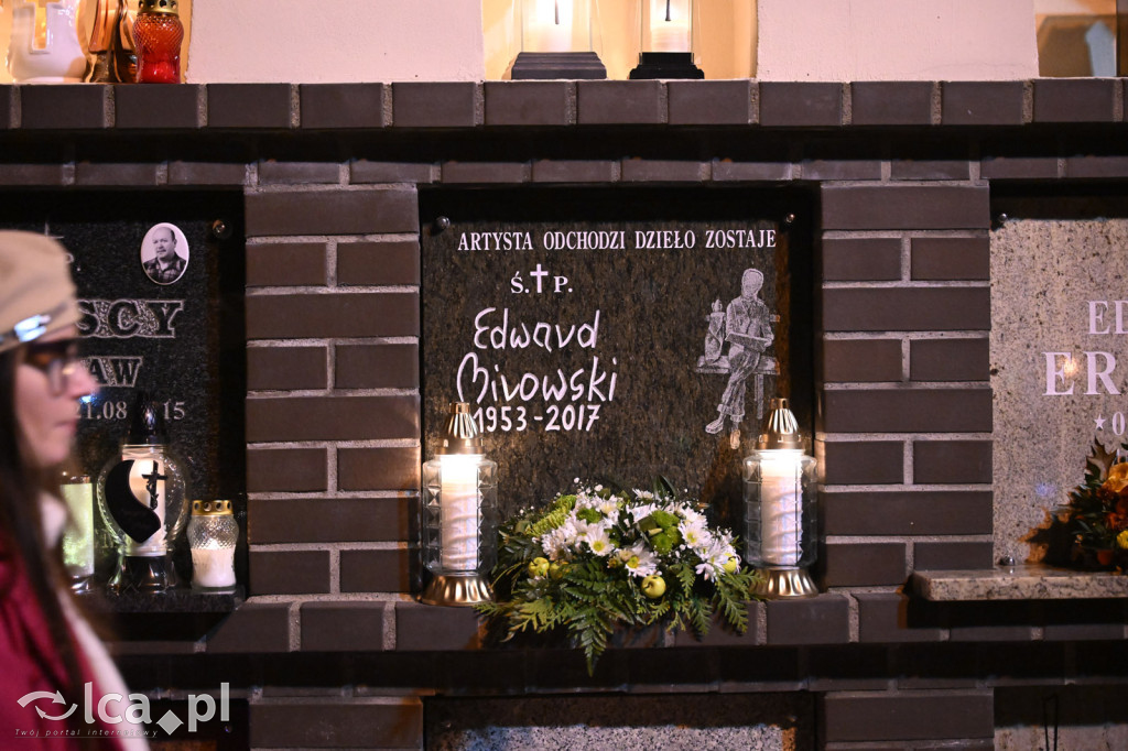 Cmentarz rozświetlony tysiącami zniczy