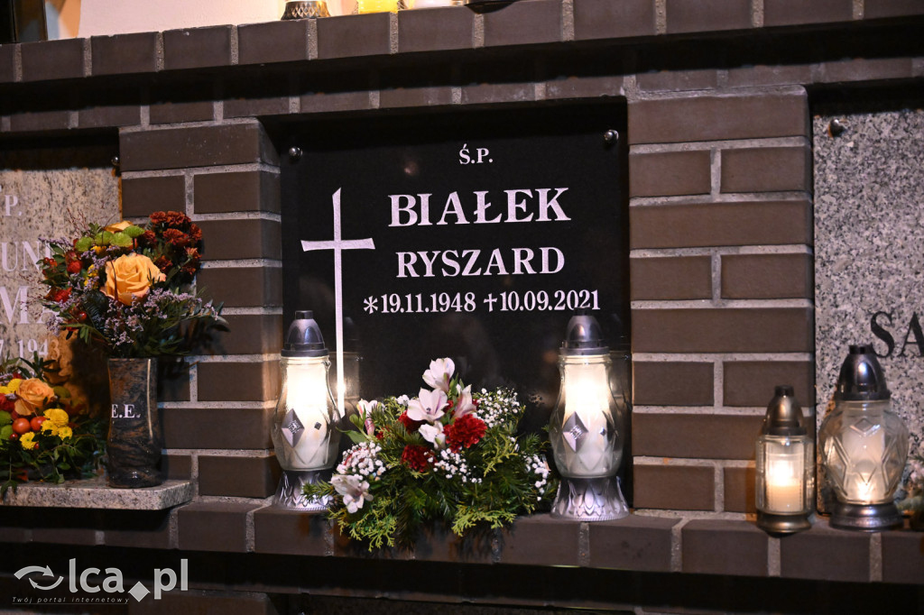 Cmentarz rozświetlony tysiącami zniczy