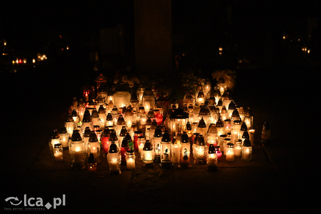 Cmentarz rozświetlony tysiącami zniczy
