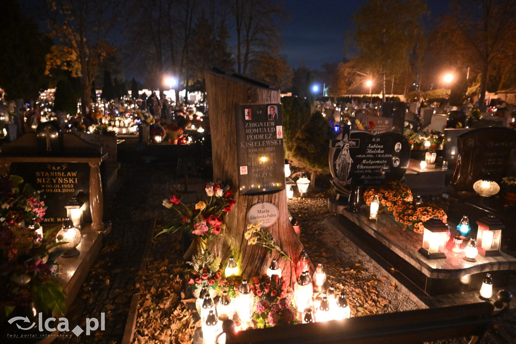 Cmentarz rozświetlony tysiącami zniczy