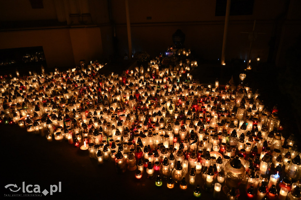 Cmentarz rozświetlony tysiącami zniczy