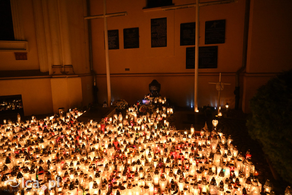 Cmentarz rozświetlony tysiącami zniczy