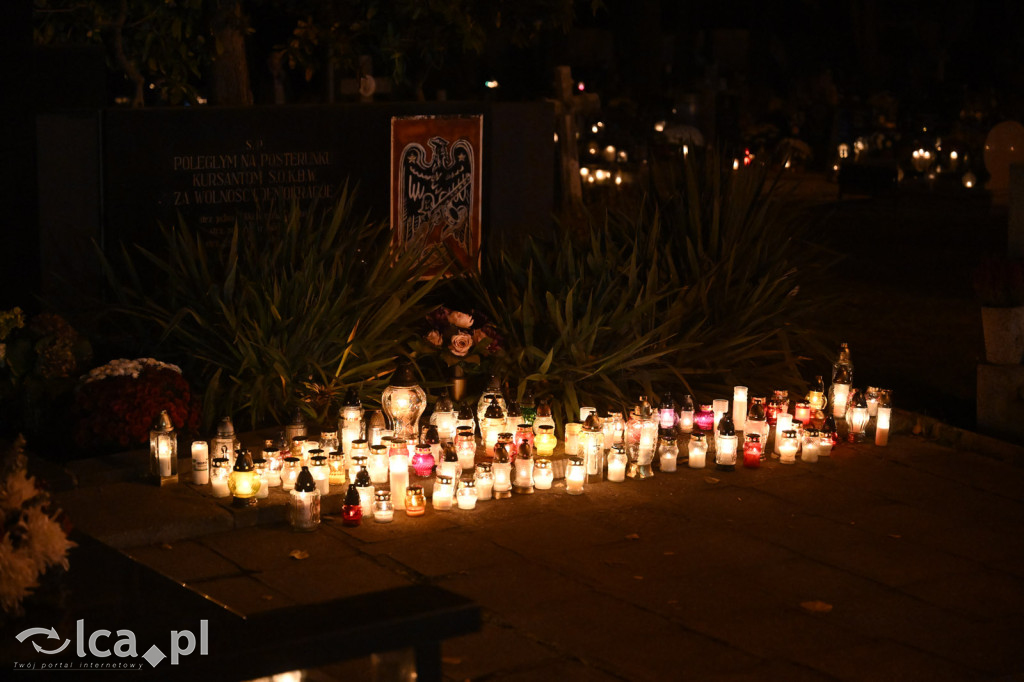Cmentarz rozświetlony tysiącami zniczy