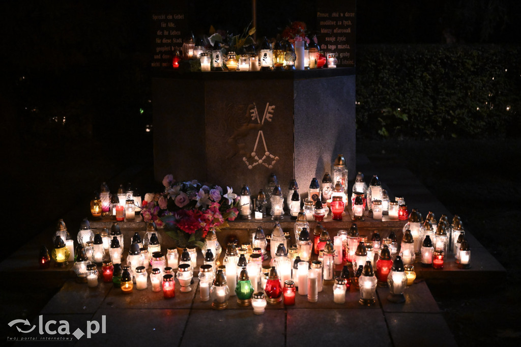 Cmentarz rozświetlony tysiącami zniczy