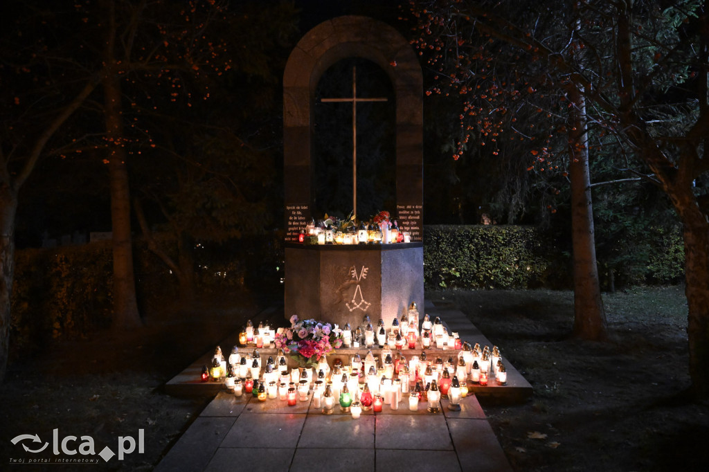 Cmentarz rozświetlony tysiącami zniczy