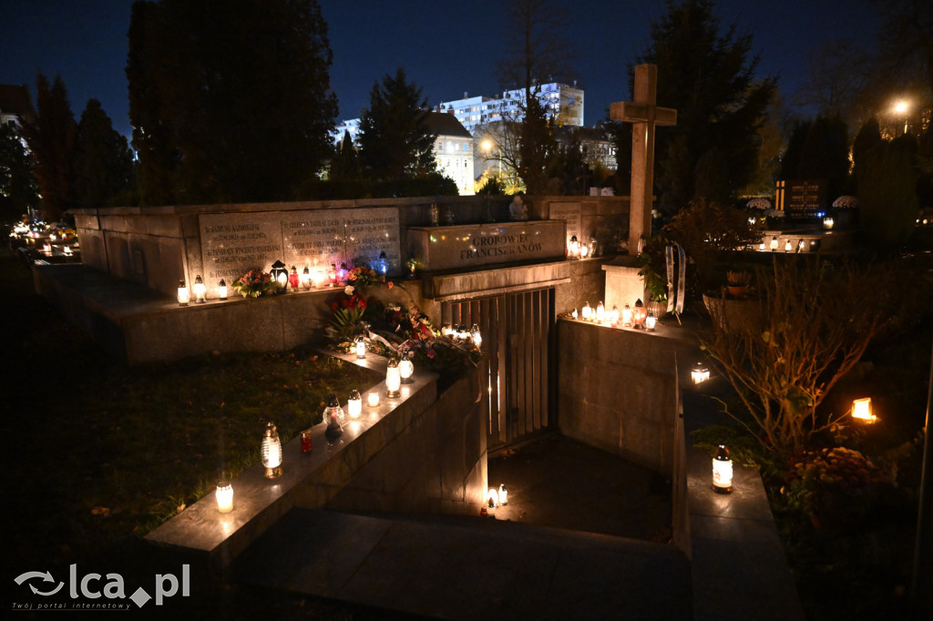 Cmentarz rozświetlony tysiącami zniczy