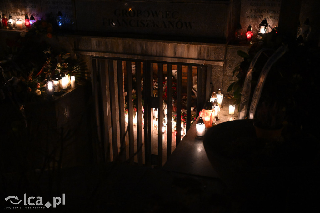 Cmentarz rozświetlony tysiącami zniczy