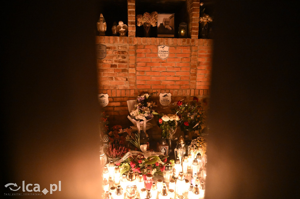 Cmentarz rozświetlony tysiącami zniczy