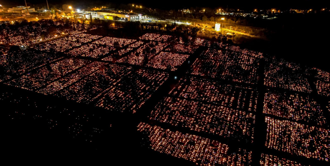 Legnicki cmentarz nocą z drona