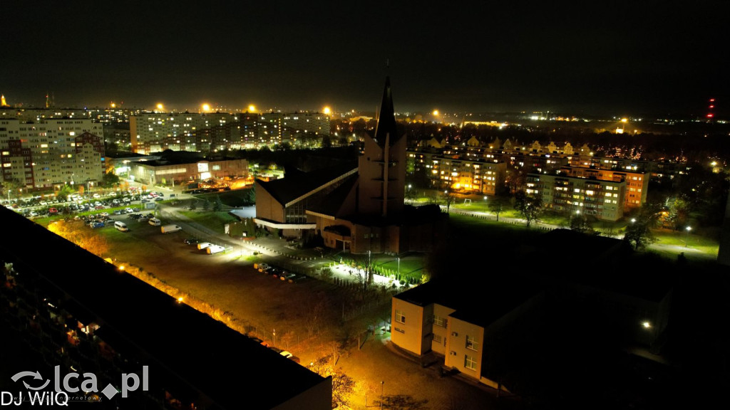 Legnicki cmentarz nocą z drona