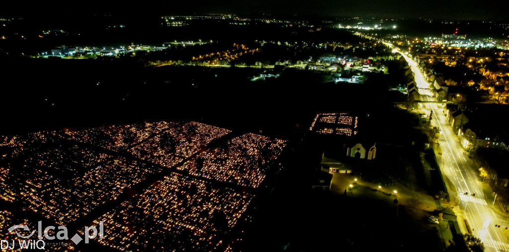 Legnicki cmentarz nocą z drona