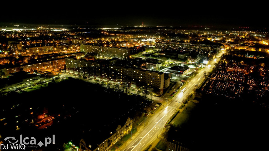 Legnicki cmentarz nocą z drona