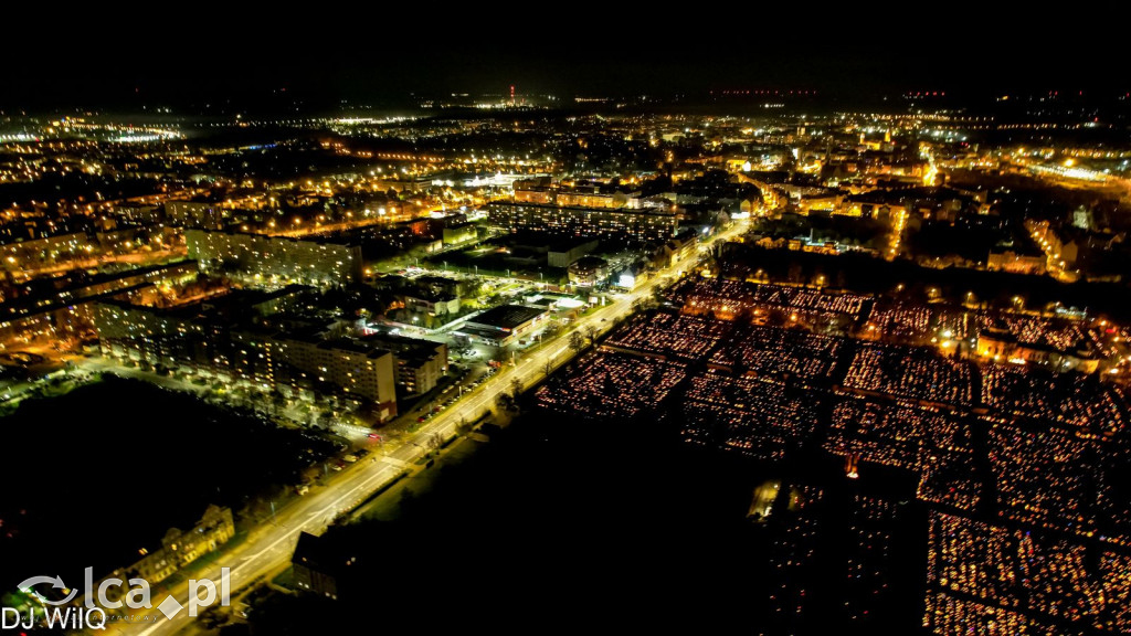 Legnicki cmentarz nocą z drona