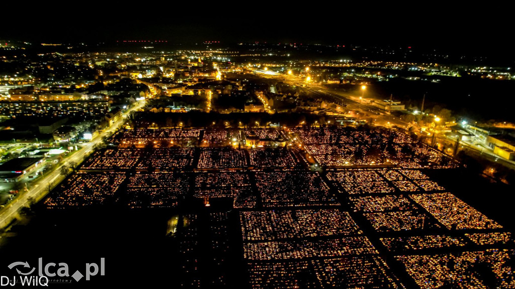 Legnicki cmentarz nocą z drona