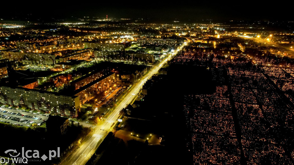 Legnicki cmentarz nocą z drona