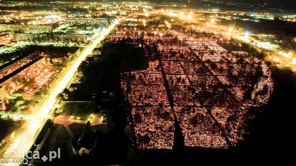 Legnicki cmentarz nocą z drona