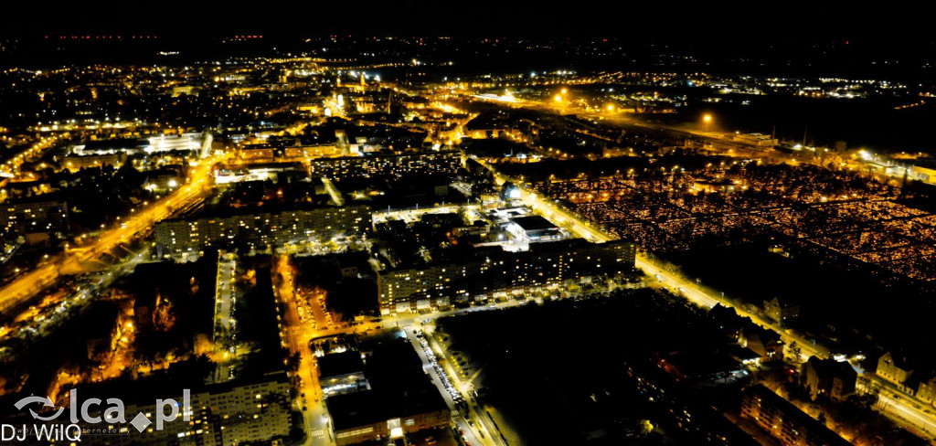 Legnicki cmentarz nocą z drona