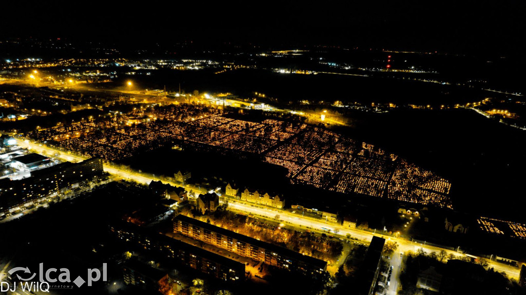 Legnicki cmentarz nocą z drona