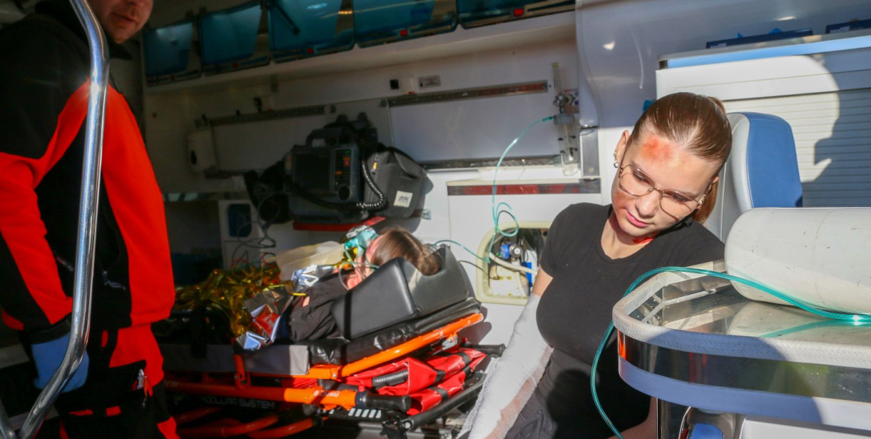 Zadymione sale, ewakuacja i atak agresora