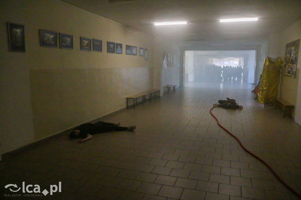 Zadymione sale, ewakuacja i atak agresora