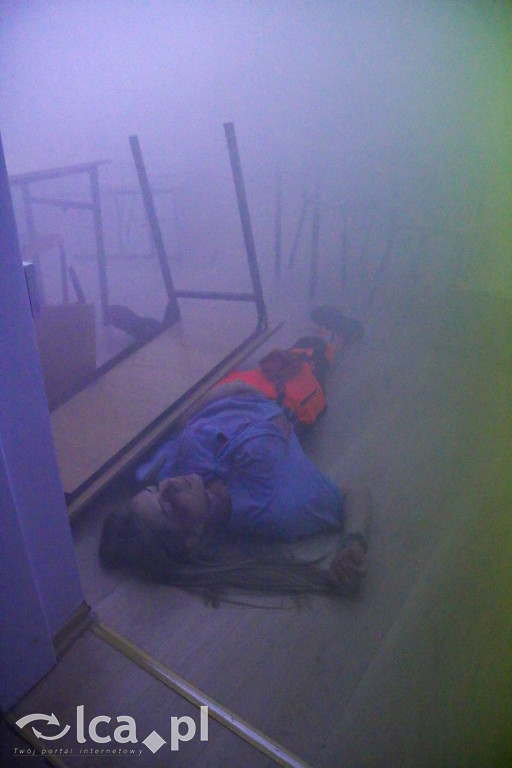 Zadymione sale, ewakuacja i atak agresora