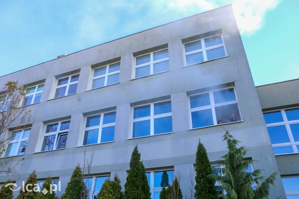 Zadymione sale, ewakuacja i atak agresora