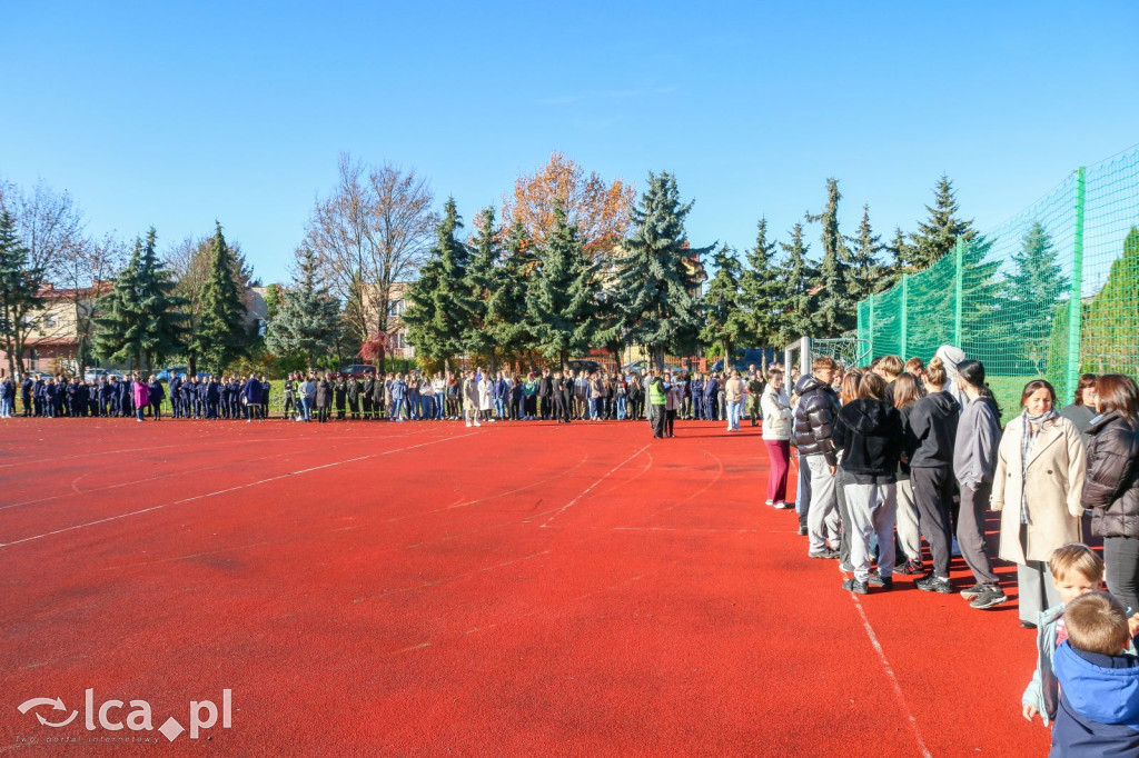 Zadymione sale, ewakuacja i atak agresora