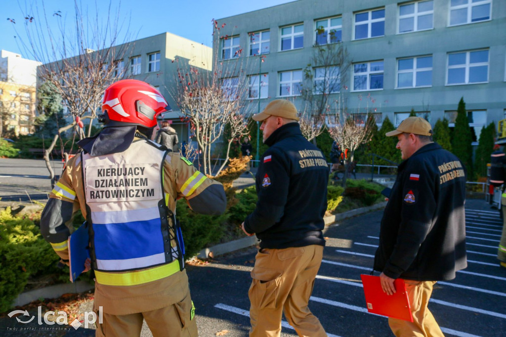 Zadymione sale, ewakuacja i atak agresora