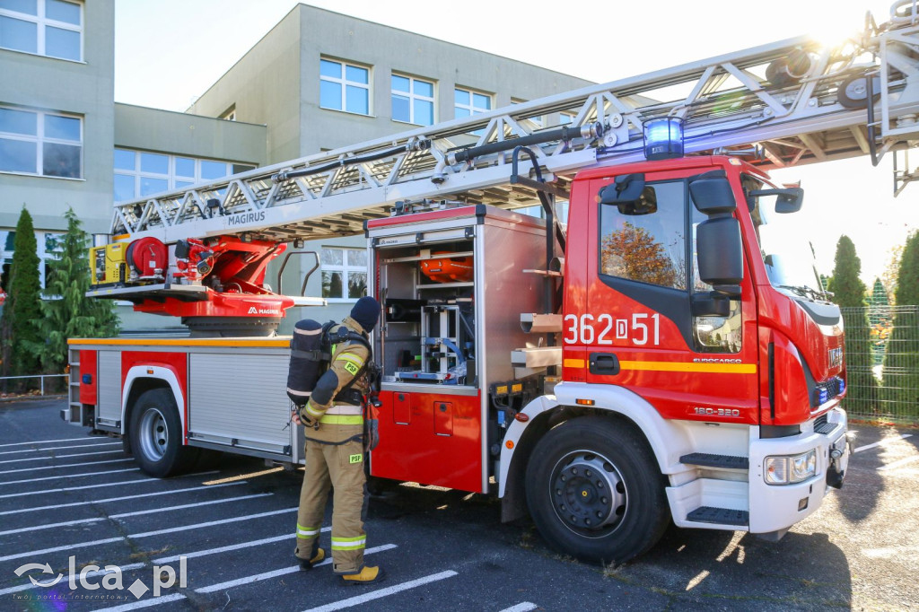 Zadymione sale, ewakuacja i atak agresora