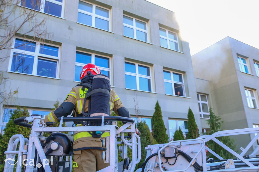Zadymione sale, ewakuacja i atak agresora