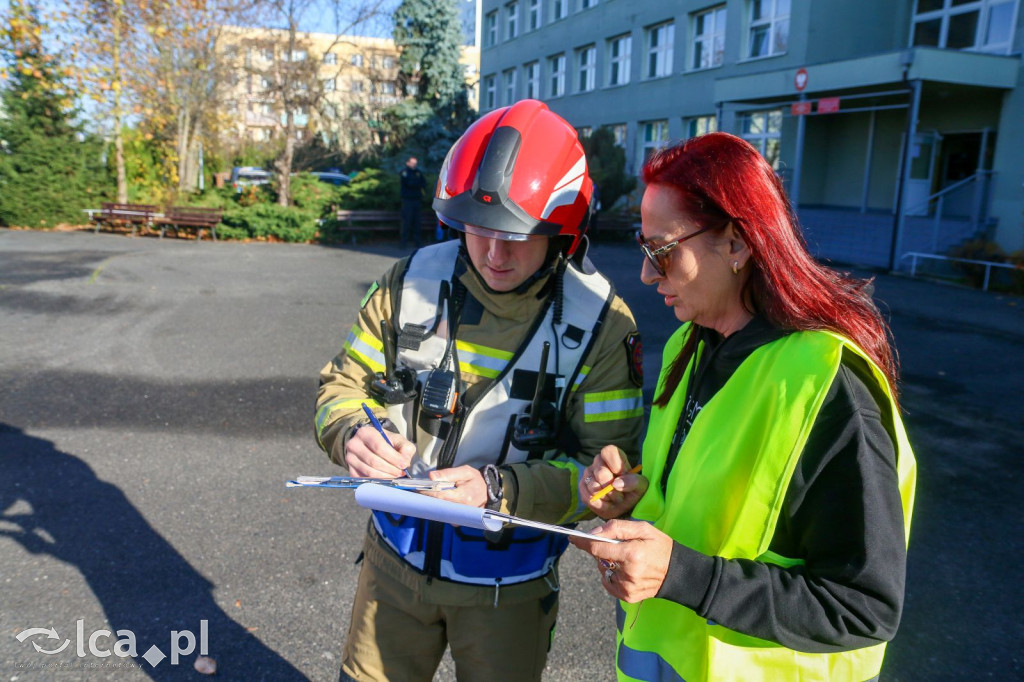 Zadymione sale, ewakuacja i atak agresora