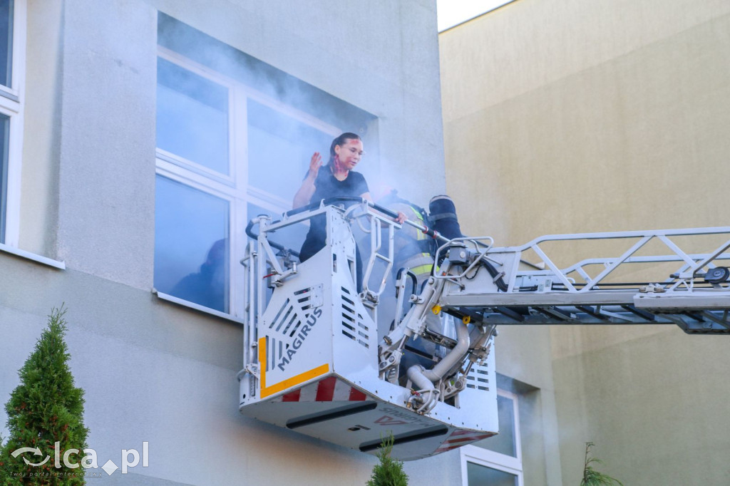 Zadymione sale, ewakuacja i atak agresora