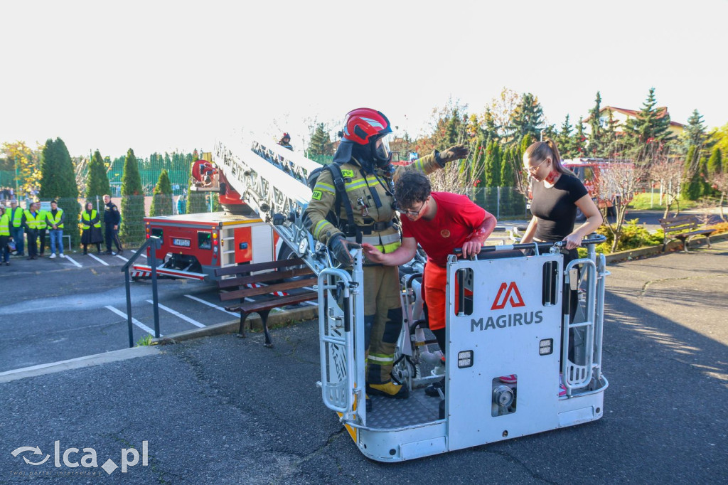 Zadymione sale, ewakuacja i atak agresora