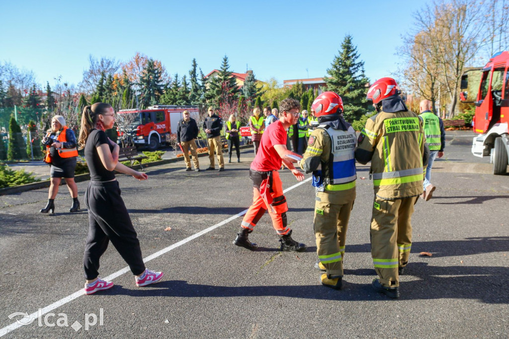 Zadymione sale, ewakuacja i atak agresora