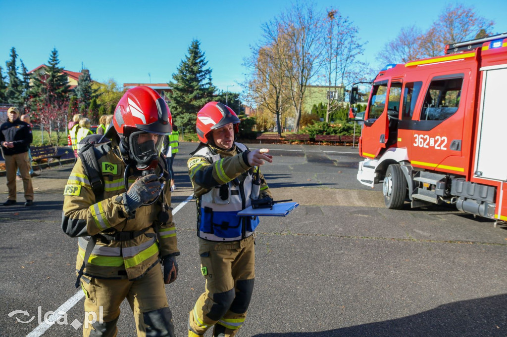 Zadymione sale, ewakuacja i atak agresora