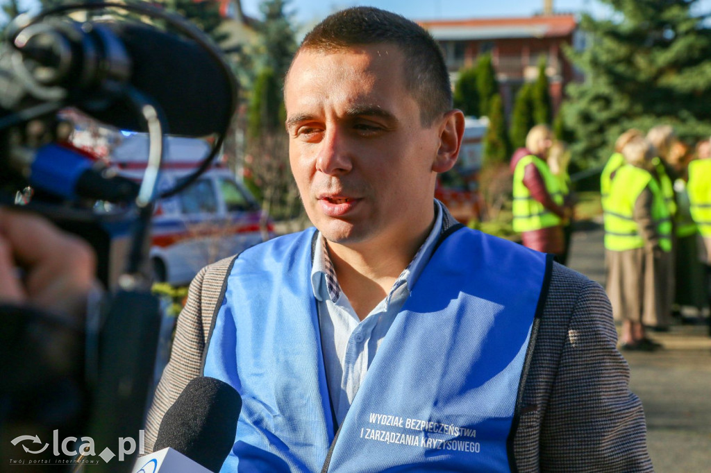 Zadymione sale, ewakuacja i atak agresora