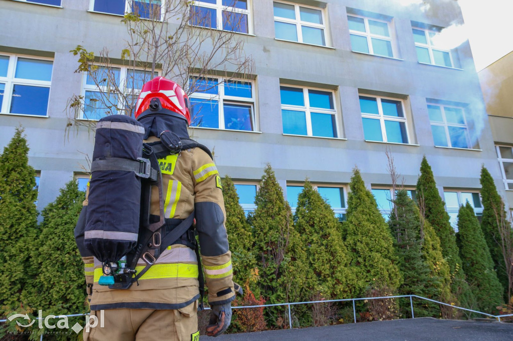 Zadymione sale, ewakuacja i atak agresora
