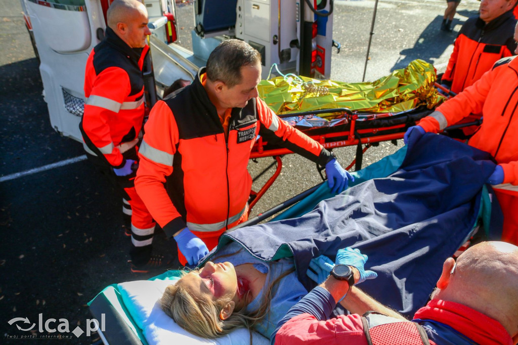 Zadymione sale, ewakuacja i atak agresora