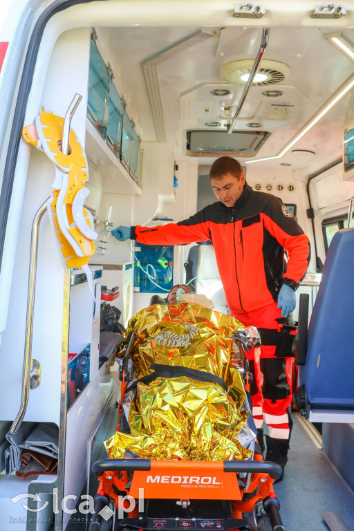 Zadymione sale, ewakuacja i atak agresora