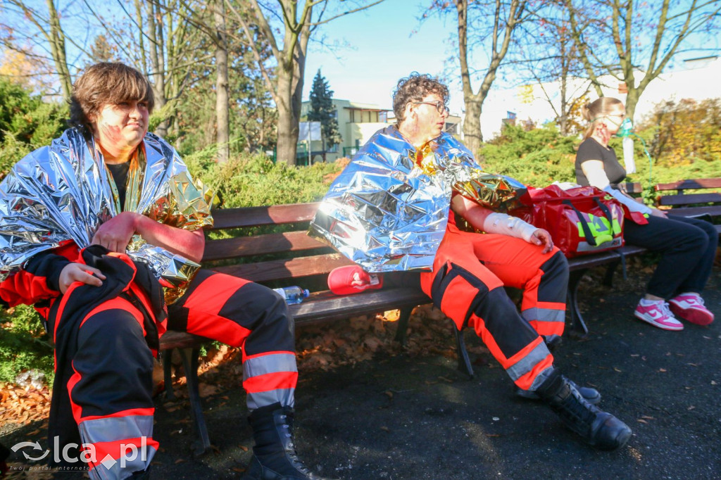 Zadymione sale, ewakuacja i atak agresora