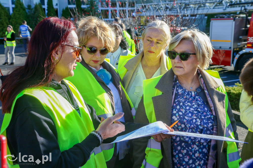 Zadymione sale, ewakuacja i atak agresora