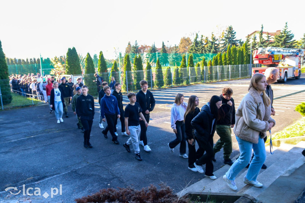Zadymione sale, ewakuacja i atak agresora