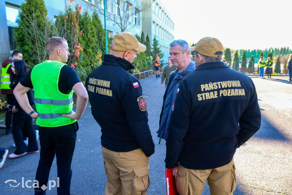 Zadymione sale, ewakuacja i atak agresora