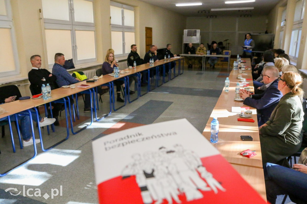 Zadymione sale, ewakuacja i atak agresora